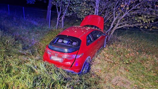 Wypadł z ekspresówki i wjechał do rowu. Kierowcę zabrano do szpitala