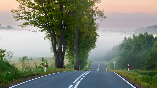 Wyremontowaną drogą z Pieniężna do Bartoszyc [FILM]