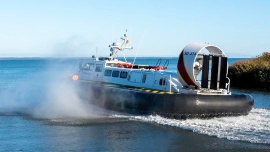 Wysoka fala zaskoczyła windsurfera. Na pomoc ruszył poduszkowiec