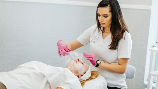Zabiegi kosmetologiczne na delikatnych obszarach twarzy (oczy, usta) - mezoterapia igłowa dla kobiet i mężczyzn, botoks
