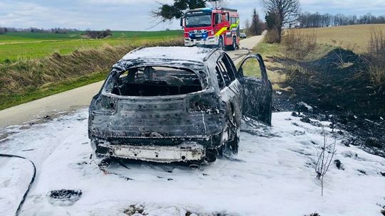 Zadecydowały sekundy i szybka decyzja. Auto spłonęło doszczętnie
