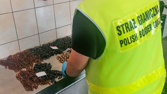 Zatrzymani na granicy z bursztynem. kłamali przy odprawie