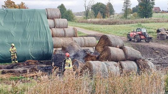 Zauważyli dym i ruszyli do akcji. Pożar stogu szybko opanowany