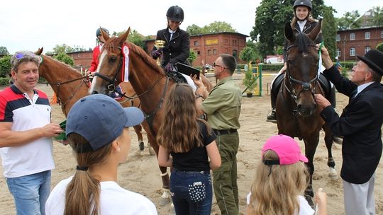 Zawody jeździeckie i piknik służb mundurowych