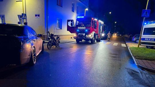 Zderzenie BMW z motorowerem. Motorowerzysta trafił do szpitala