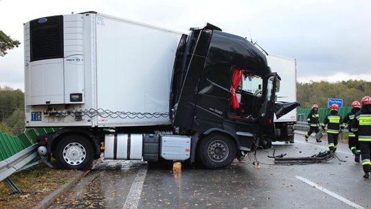 Zderzenie ciężarówki z osobówką. Kobieta w szpitalu