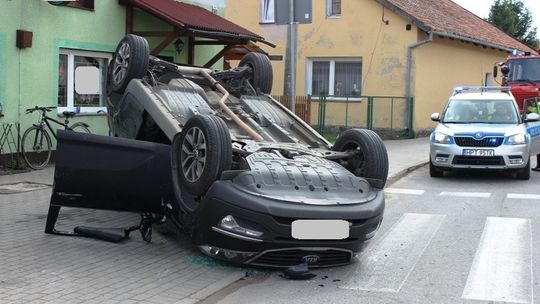 Zderzenie i dachowanie. Kierowcy wyszli cało