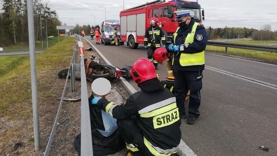 Zderzenie na węźle. Jadący skuterem zostali ranni