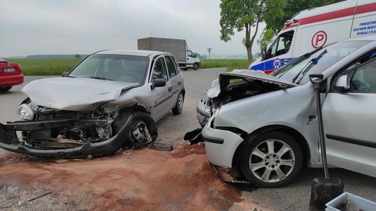 Zderzenie samochodów. Kierowcy w szpitalu