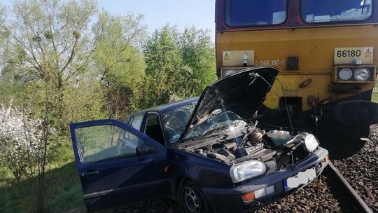 Zderzenie z pociągiem. Śmigłowiec zabrał kobietę do szpitala