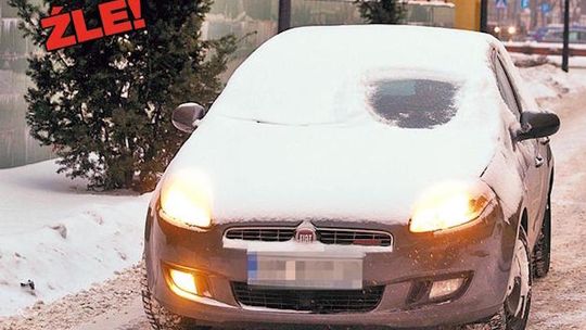 Zimówki na kołach i odśnieżony samochód
