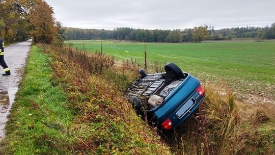 Zjechał z drogi i dachował