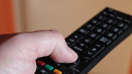 Zniszczył hotelowy telewizor. Bo pilot nie działał