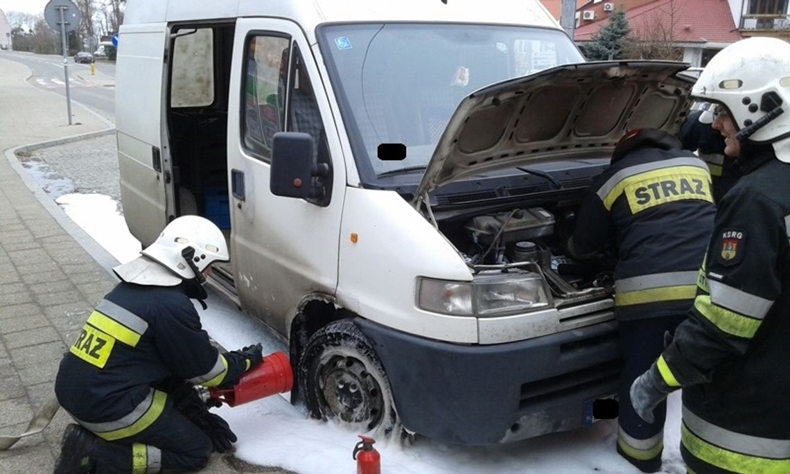 Auto w ogniu. Ogień w komorze silnika