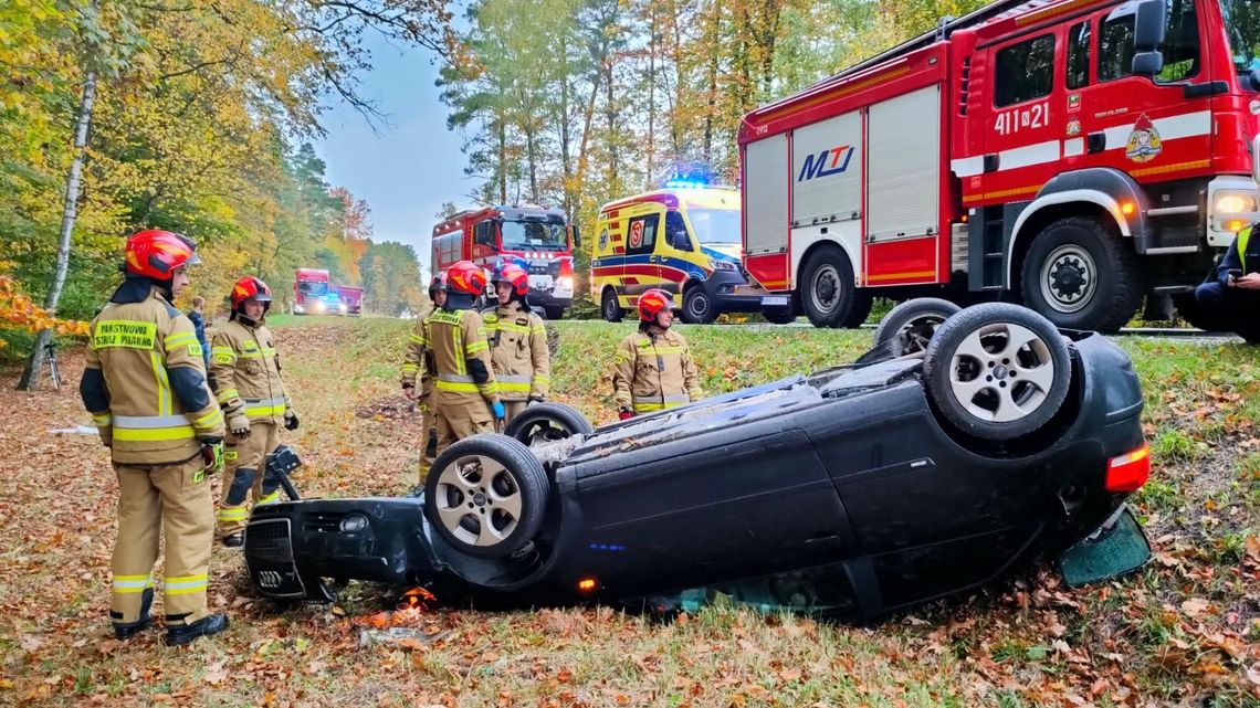 Auto wypadło z drogi i dachowało