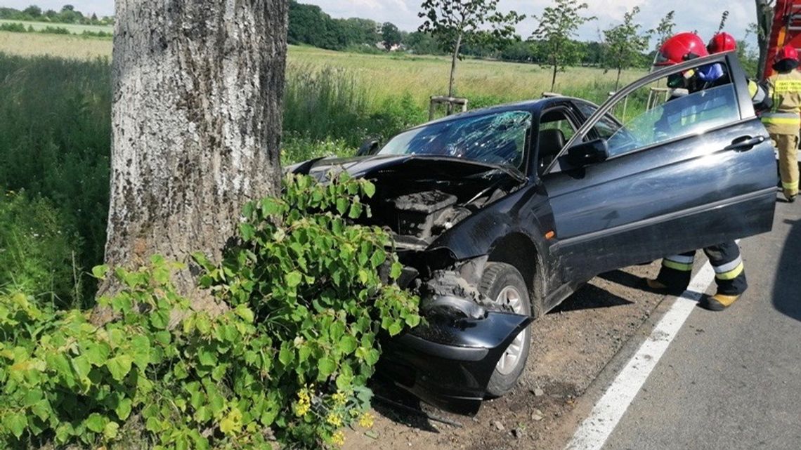 BMW uderzyło w drzewo. Dwie osoby ranne