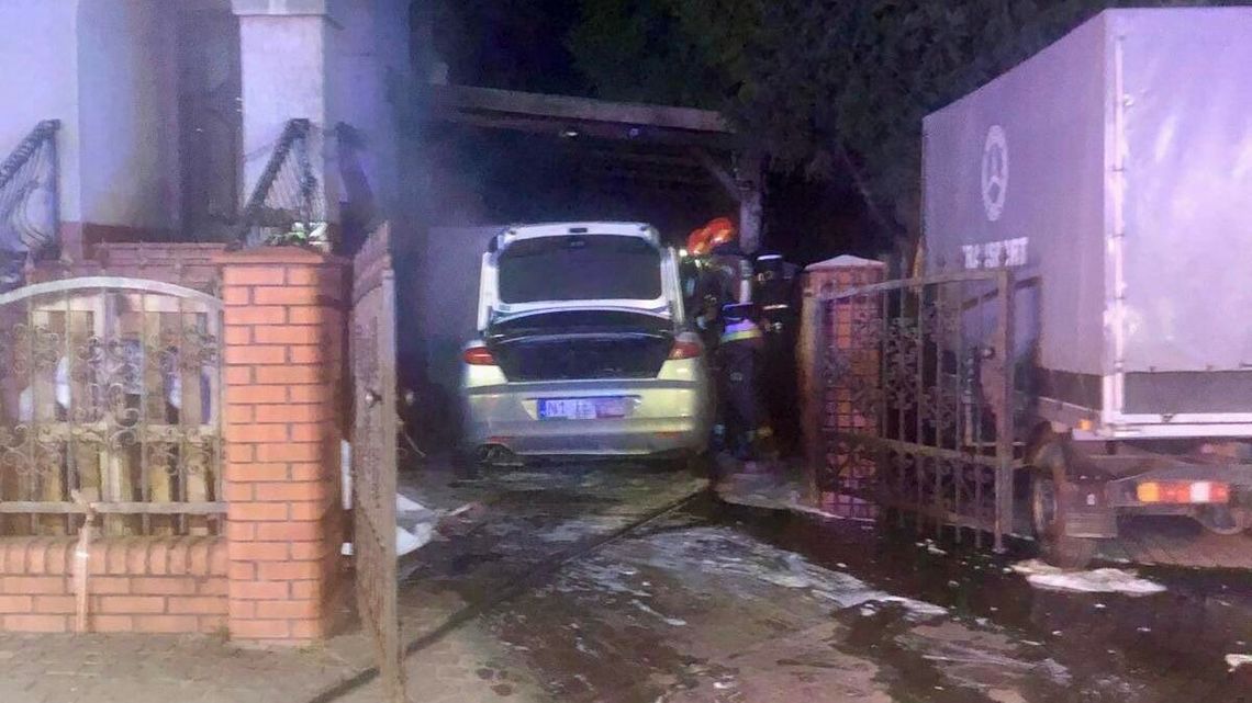 Braniewo: auto stanęło w ogniu. Pożar tuż przy budynku mieszkalnym