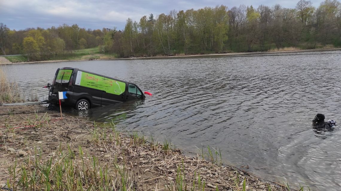 Bus wjechał do jeziora i zniknął pod wodą [ZDJĘCIA] ?