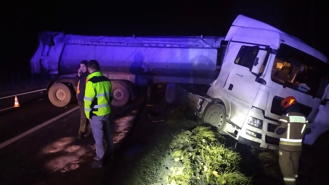 Ciągnik ugrzązł, a naczepa zablokowała pas drogi