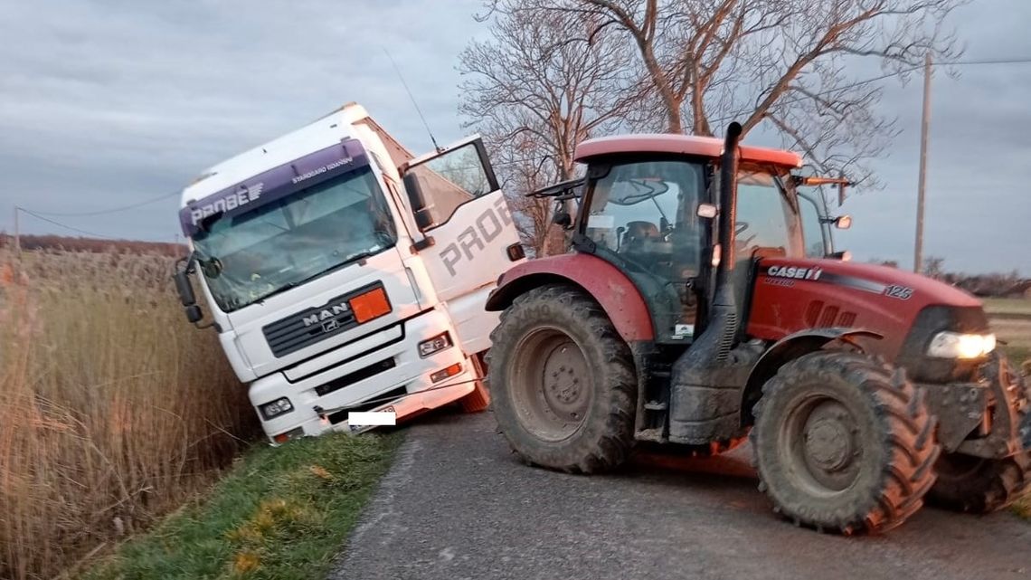 Ciężarówka ugrzęzła na poboczu drogi