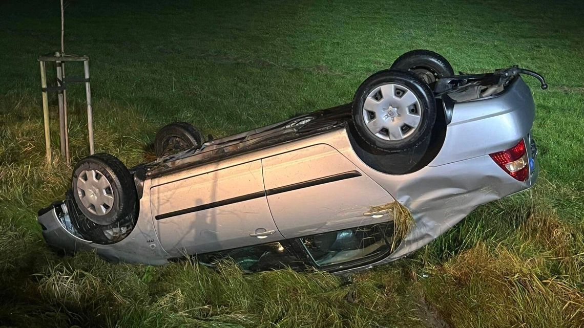 Dachowanie Toyoty w Plutach. Kierowca wyszedł bez szwanku Dachowanie Toyoty w Plutach. Kierowca wyszedł bez szwanku