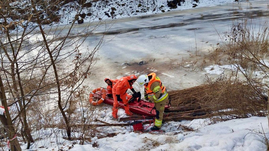 Dwóch mężczyzn wpadło do lodowatej rzeki. Jeden płynął z nurtem ponad 100 metrów