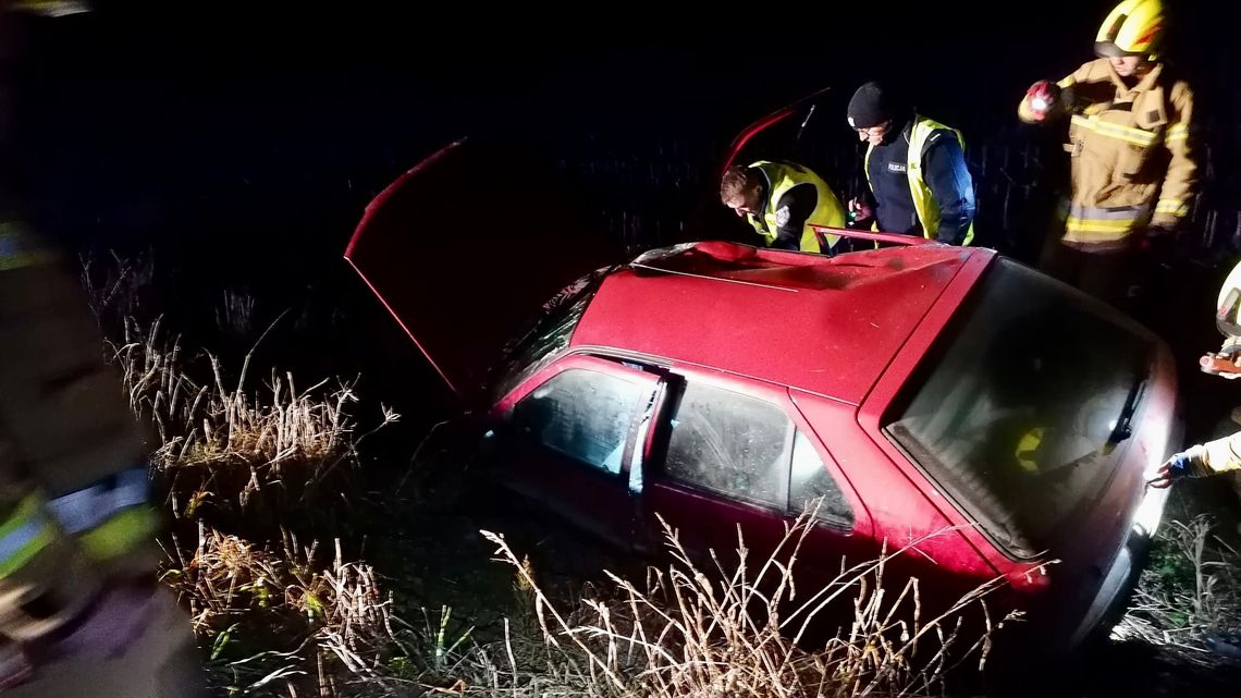 Gnał po szutrowej drodze, dachował w rowie, po czym zbiegł