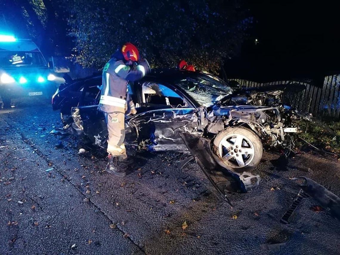 Groźny wypadek. Kierowca roztrzaskał samochód o kilka drzew