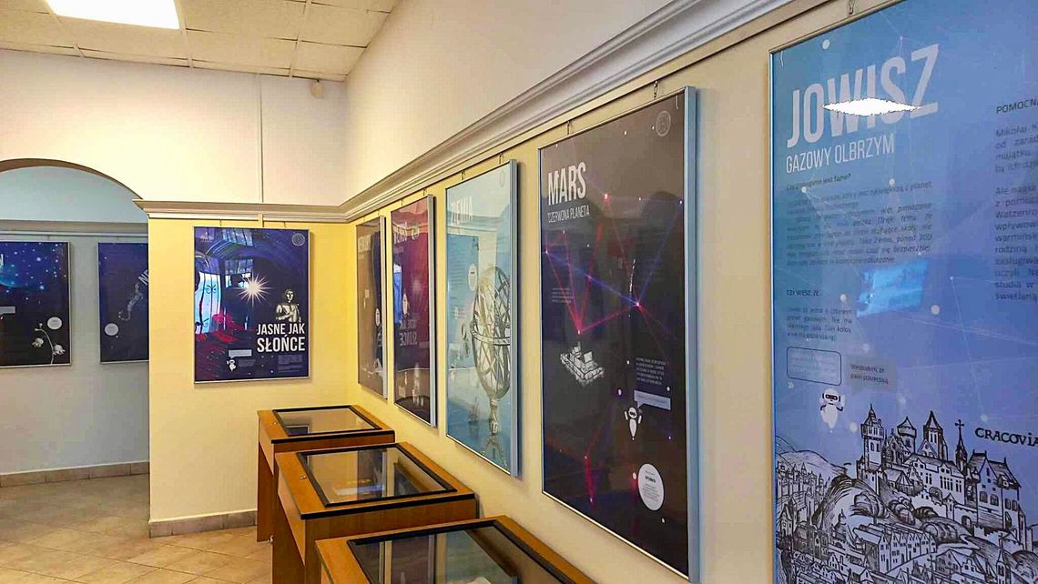 „Jasne jak Słońce”. Nieziemska wystawa w bibliotece w Braniewie