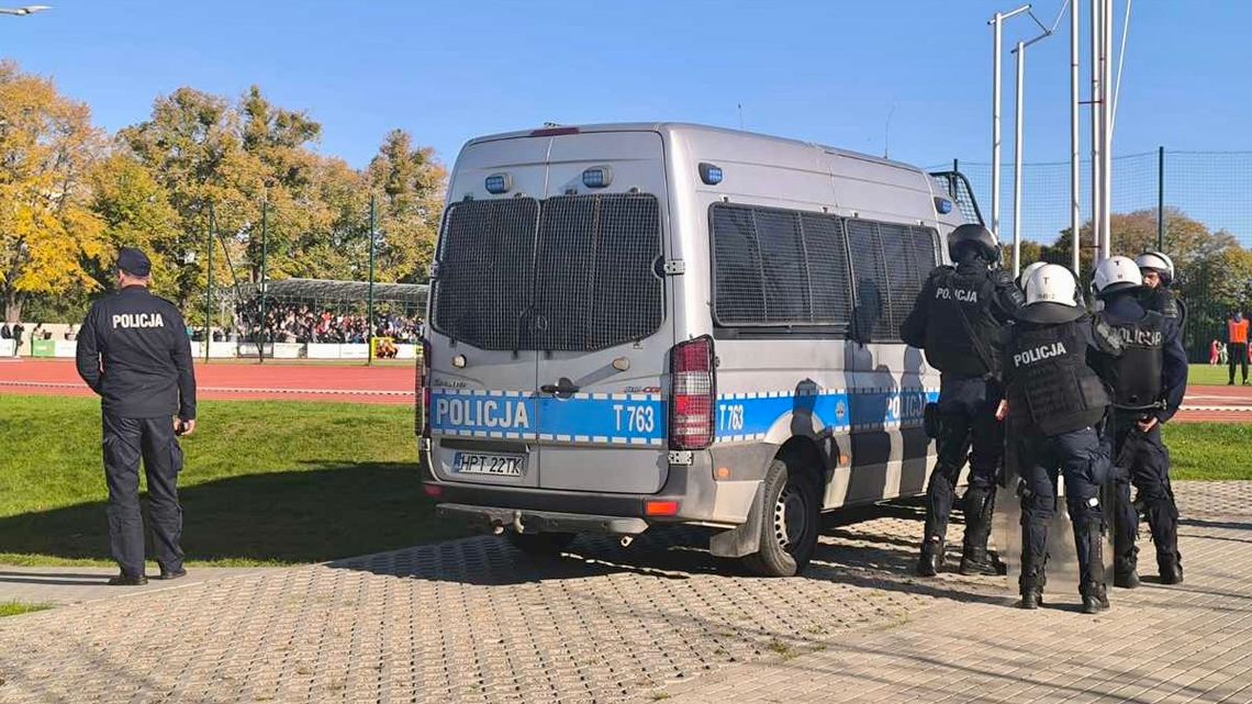 Kibice sforsowali ogrodzenie i weszli w trakcie meczu na boisko. Interweniowali policjanci