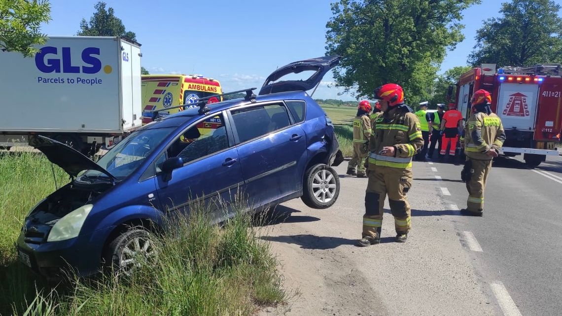 Kolizja dwóch aut. Bus uderzył w osobówkę