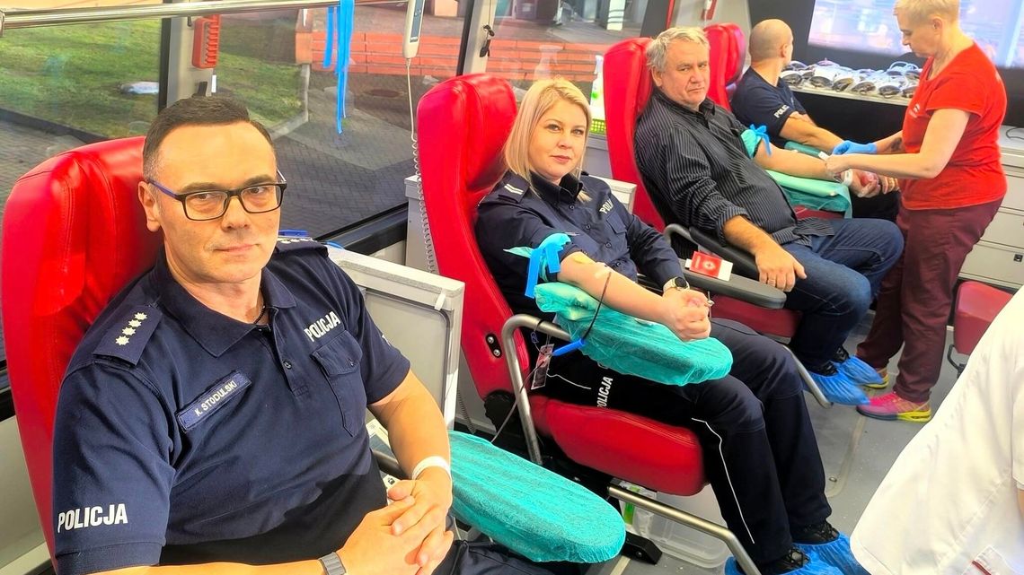 Krwiobus przed komendą Policji. Braniewscy policjanci zapraszają dawców