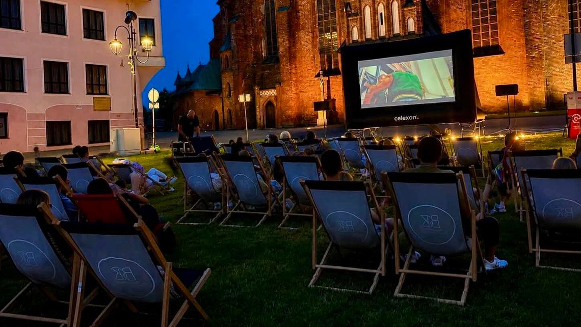 Leżaki, komedia i letni wieczór. Kino plenerowe w Braniewie Leżaki, komedia i letni wieczór. Kino plenerowe w Braniewie