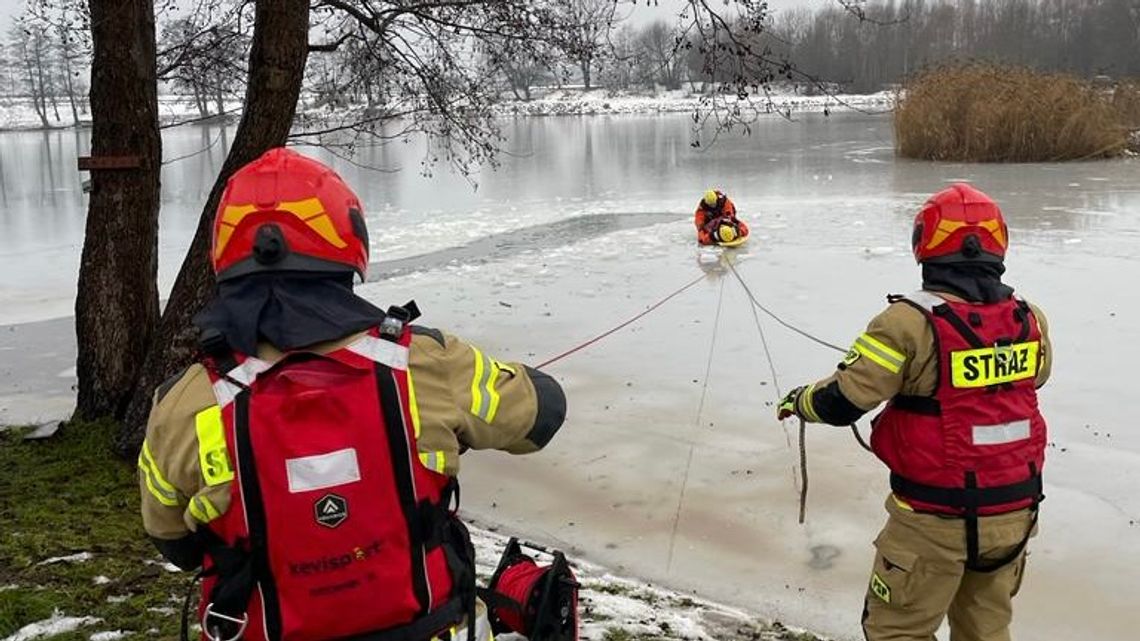 Lód jest kruchy. Strażacy w gotowości