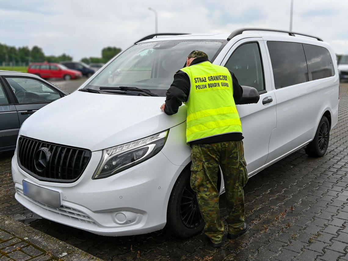 Mercedes poszukiwany w Niemczech zatrzymany na granicy w Grzechotkach Mercedes poszukiwany w Niemczech zatrzymany na granicy w Grzechotkach