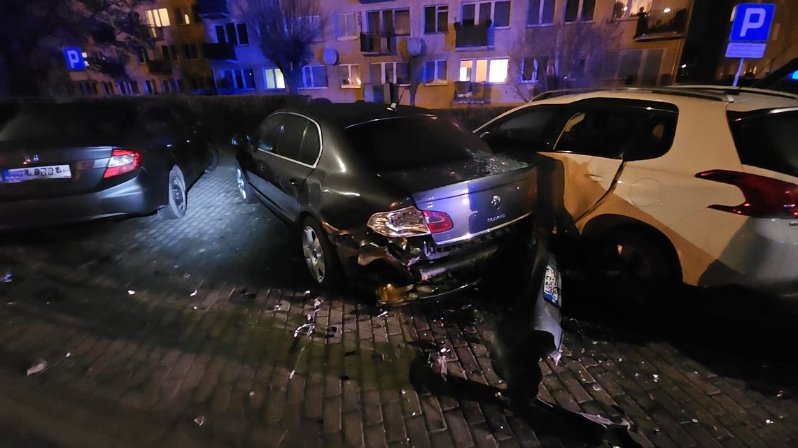 Mercedes wjechał w zaparkowane samochody. Zgłoszenie z eCall postawiło służby na nogi