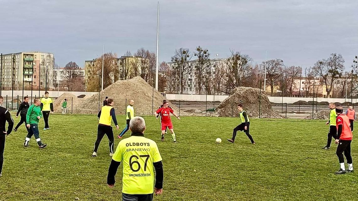 Miłośnicy piłki nożnej powitają Nowy Rok na boisku