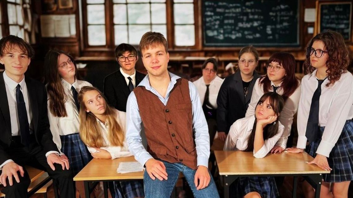 Młodzi aktorzy z Braniewa sięgają po klasykę. Premiera „Stowarzyszenia umarłych poetów”