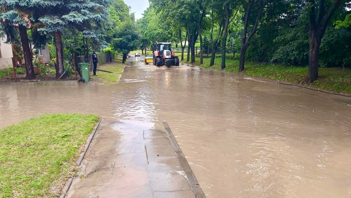 Nagłe załamanie pogody. Ulewny deszcz i podtopione ulice