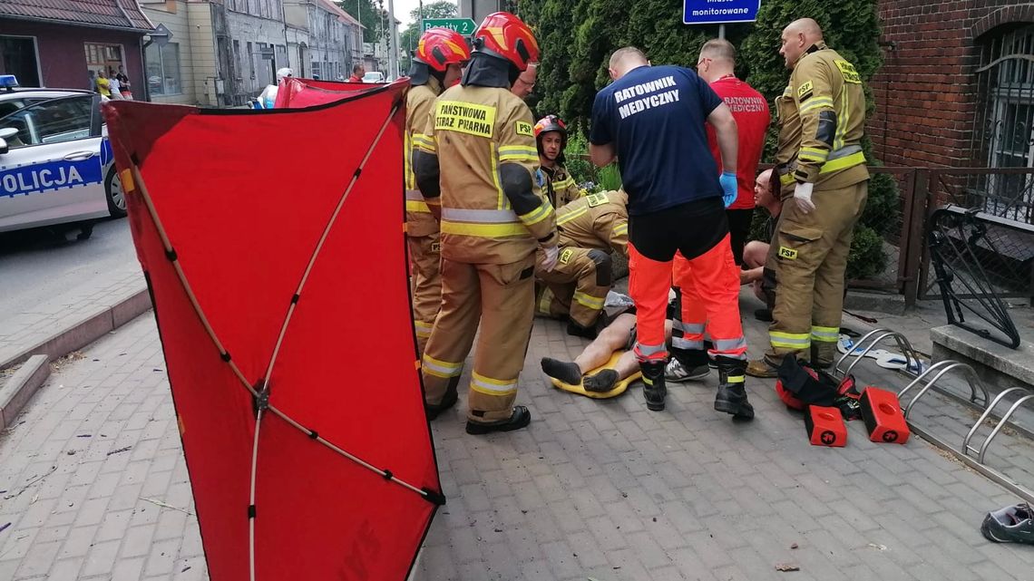 Nieprzytomny mężczyzna trafił do szpitala. Uderzył w słup