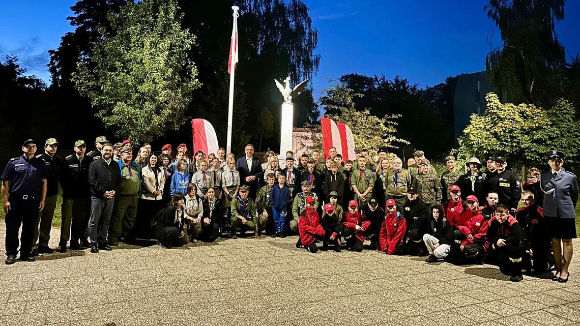 Nocny rajd harcerski, zakończony uczczeniem rocznicy wybuchu II wojny światowej