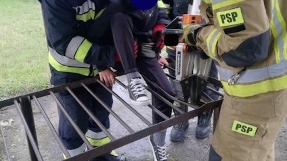 Noga chłopca utknęła w metalowym trzepaku