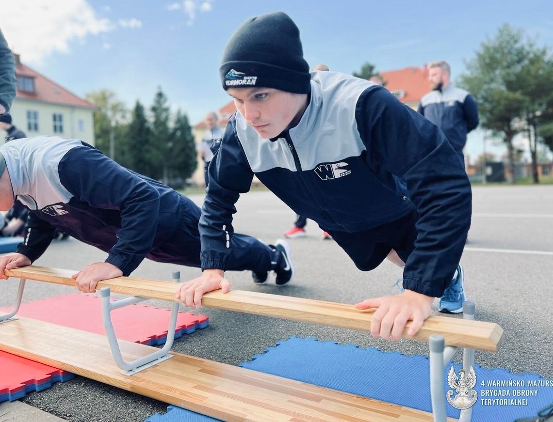 Nowi żołnierze-ochotnicy szkolą się w braniewskiej jednostce WOT. Wśród nich jest olimpijczyk z Paryża