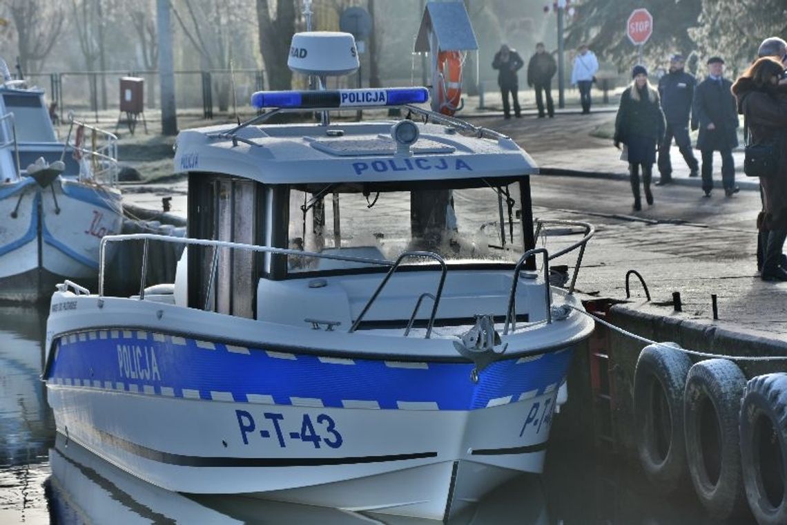 Nowoczesna łódź policyjna na wodach Zalewu Wiślanego