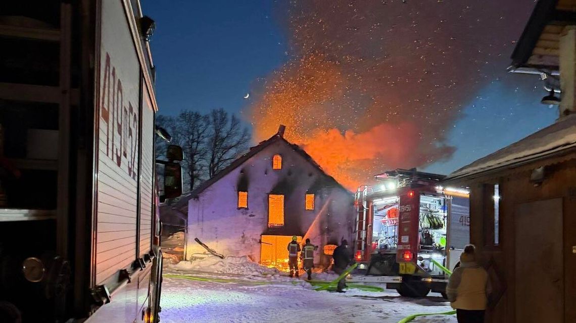 Ogień strawił budynek gospodarczy w Glebiskach. Trudna akcja strażaków pod Pieniężnem