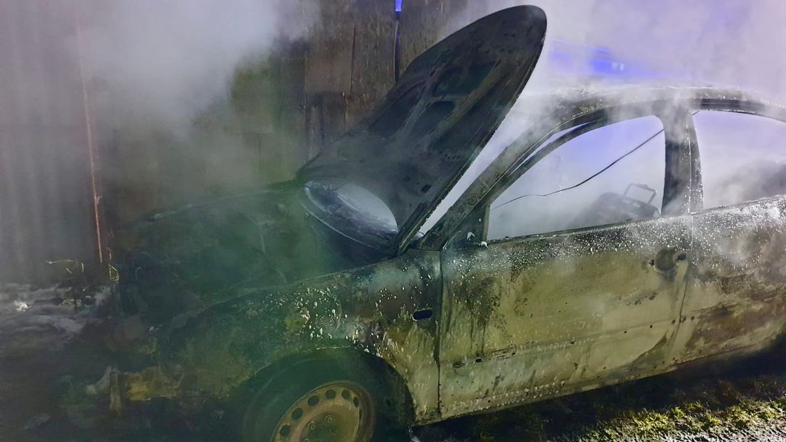 Ogień strawił samochód i garaż