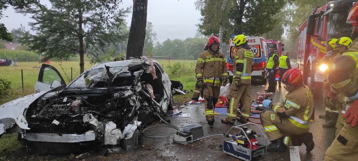 Opel roztrzaskany o drzewo. Kierowca uwięziony w aucie po zderzeniu