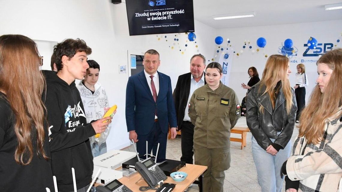 Ósmoklasiści odkrywali szkoły w powiecie braniewskim. Dzień Otwarty w Braniewie