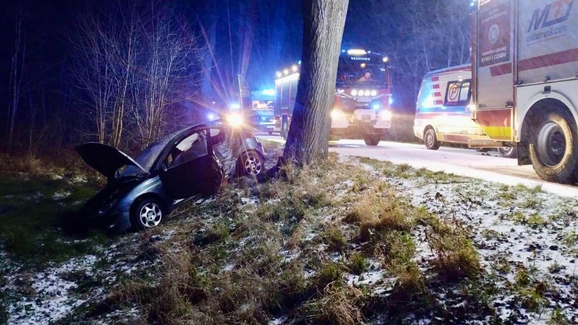Peugeot w rowie, dwie młode osoby w szpitalu
