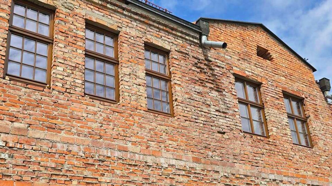 Pieniężno: trwa montaż stolarki okiennej i drzwiowej w zabytkowym ratuszu